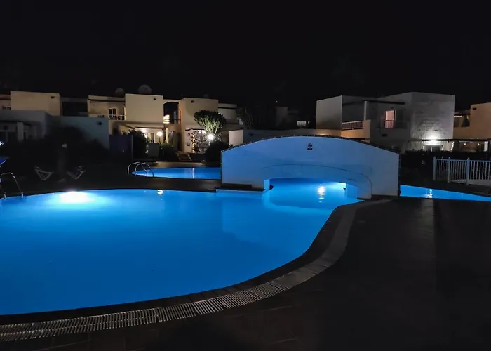 Red Hibiscus Irent Fuerteventura קורלחו